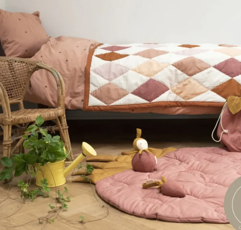 fabelab_quilted_blanket___1-1.webp Fabelab Quilted Blanket - Strawberry