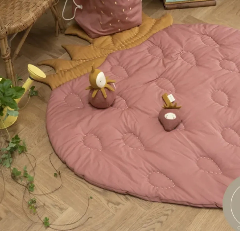 fabelab_quilted_blanket___2-1.webp Fabelab Quilted Blanket - Strawberry
