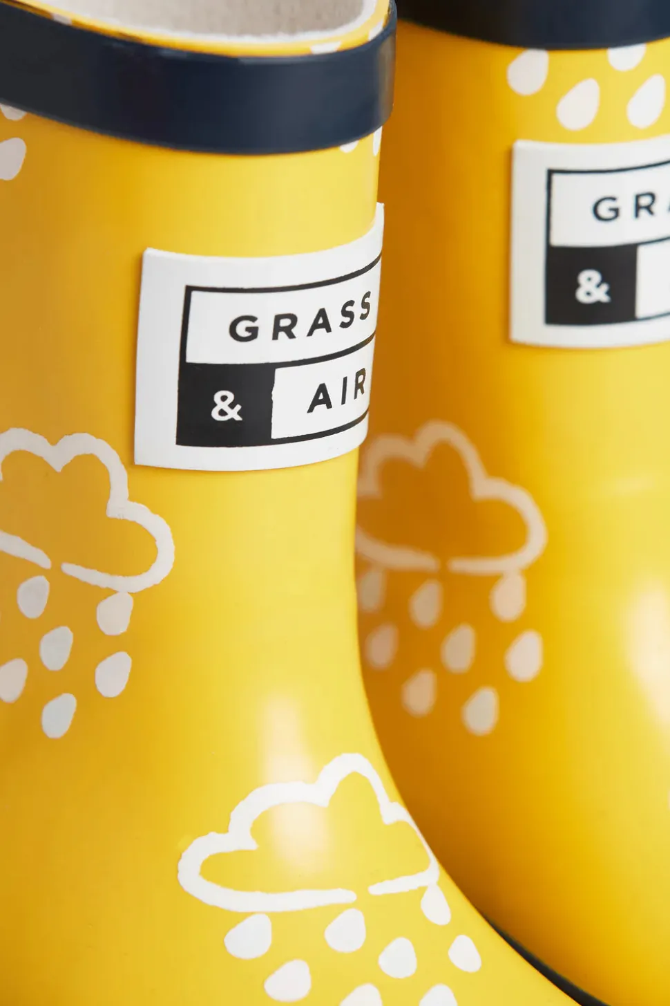 grass__air_colourchanging_2-5.webp Grass & Air Colour-Changing Winter Wellies - Yellow