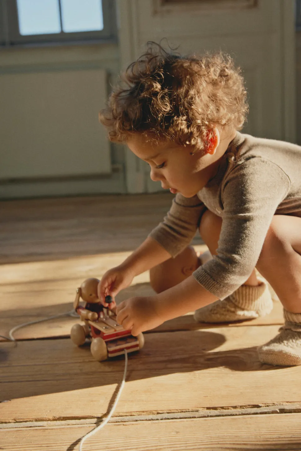 konges_sljd_wooden_pull_m_3-1.webp Konges Sløjd Wooden Pull Music Bunny - Bell Boy Red