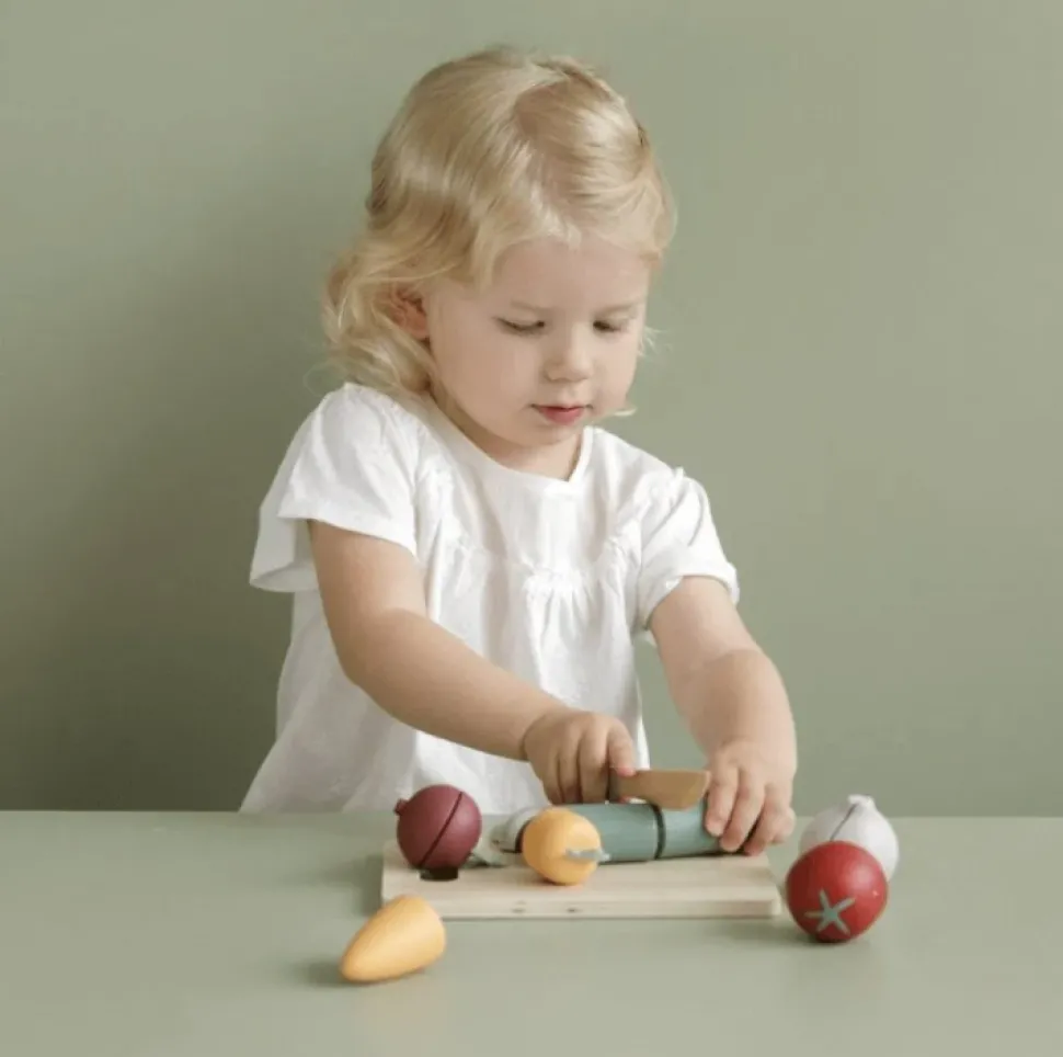 little_dutch_cutting_vege_2.webp Little Dutch Cutting Vegetables